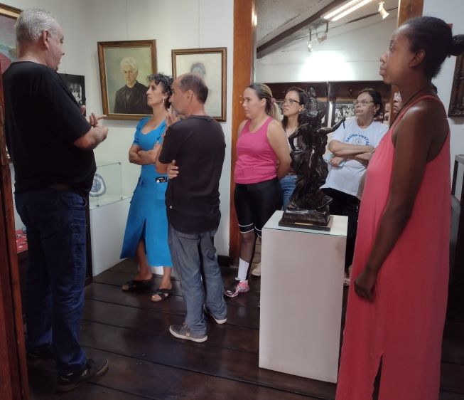 api-modulos/fotos/img/galeria_cat_culturais_535/535/13481/VISITA GUIADA POR ALAÉRCIO DELFINO, CAPS II, RESPONSÁVEL WINNIE, 10.10.2025 (8).jpg